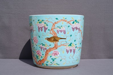Een grote Chinese Dayazhai-stijl jardini&egrave;re met turquoise fondkleur, 19/20e eeuw